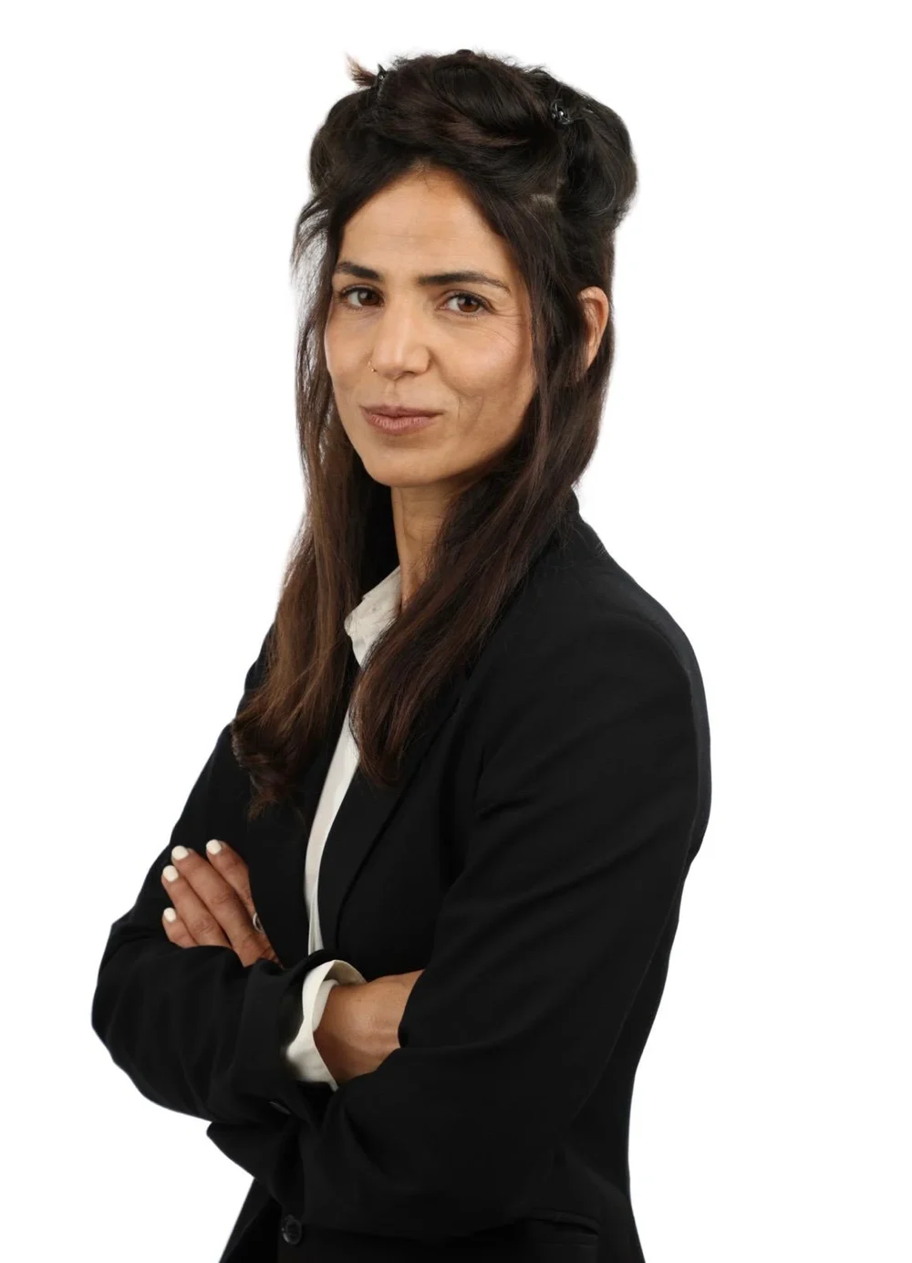 חן פרי הלוי בבלייזר שחור וידיים משולבות